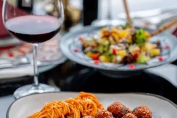 Pasta and drinks served at Fiaba Brasserie in Alanya